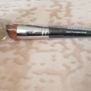 Liquid foundation brush